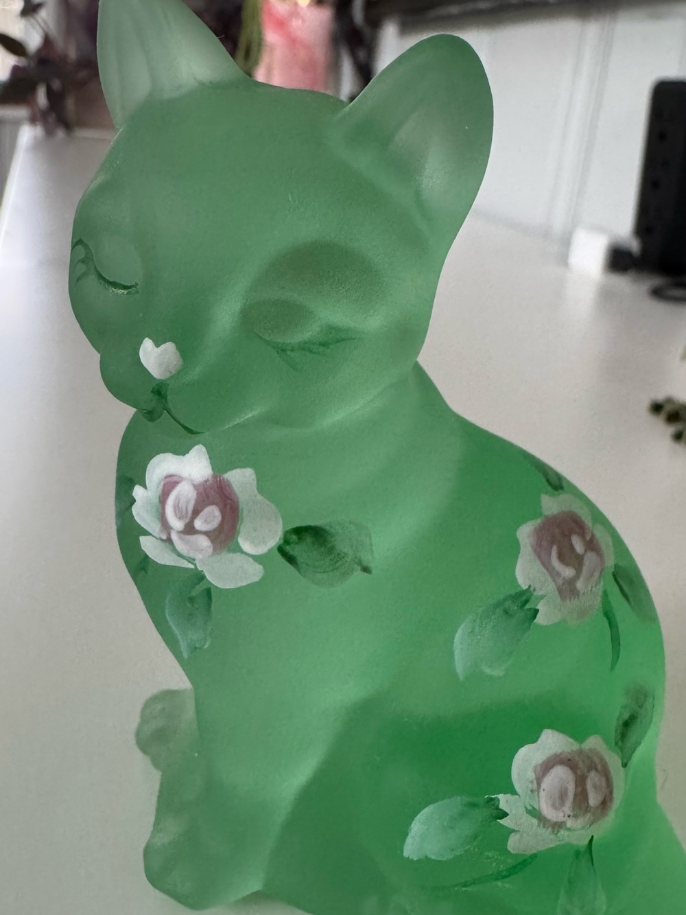 Fenton Willow Green Satin Glass Cat Figurine w/ Hand Painted Flowers Signed - Picture 4 of 6